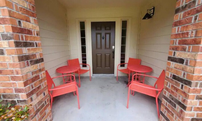 Conroe Casa | A Home away from Home- King bed-sleeps9