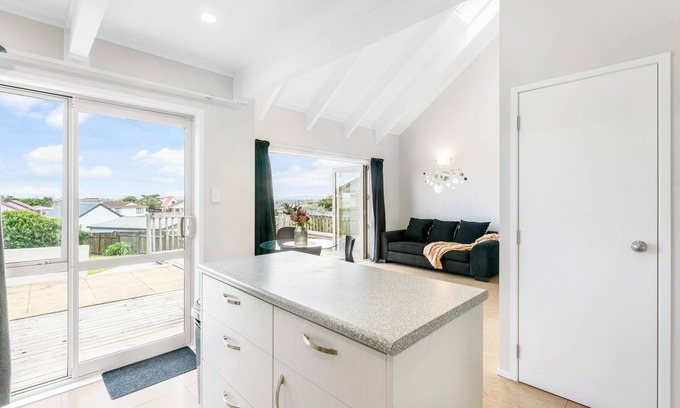 Clover Park Casa | A Home away from Home - Netflix -Parking