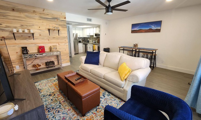 Riverside Condominio | A Homey Desert Oasis. Walk to ASU/ Mill Ave!