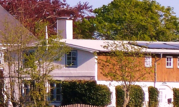 Steinberg Casa | Una casa en el pueblo, no lejos del mar, con una piscina cubierta