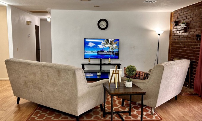Palmdale Casa | A House In The Middle Of a Park