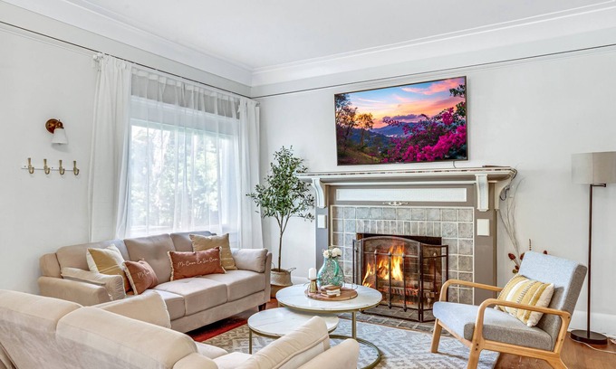 Pasadena Casa | A Huge, Calm, Relaxing, Beautiful Home w Swim Spa close to Universal Studio