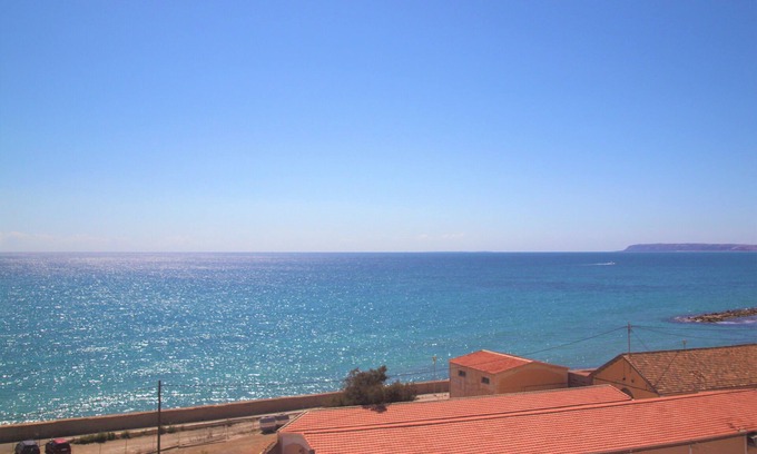 Vista Hermosa Apartamento | Una joya a tan solo 100 metros de playa de Postiguet, con vistas al mar.