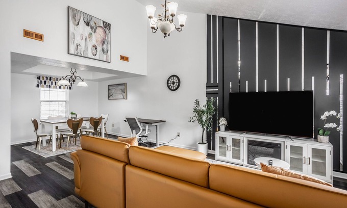 Indianapolis Casa | A king Size Bed Fun House