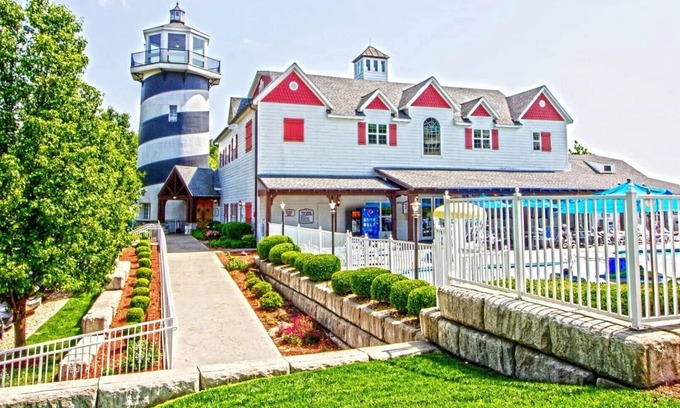 Branson Complejo | A Lakeside Retreat with Storybook Charm and Family Fun- 2 Bedroom Cottage