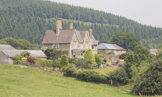 Brampton Bryan Casa | A large and stylish house with plenty of space for unwinding or a fabulous private party paradise.