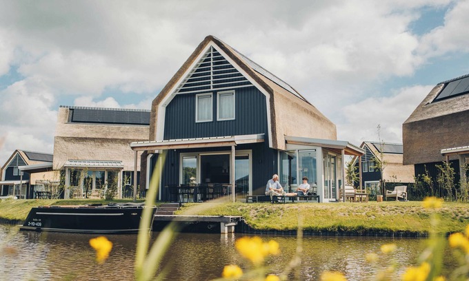 Heeg Casa | A large detached Watervilla with view of the inner harbour