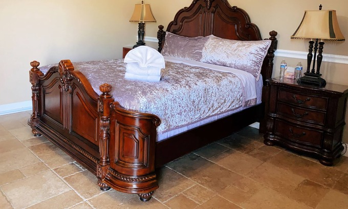 Eastvale Casa | A large room with independent access is in a one-story house