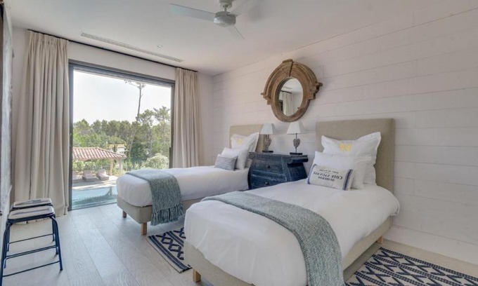 Magalas Apartamento | A large table with chairs and a garden furniture with sunbeds