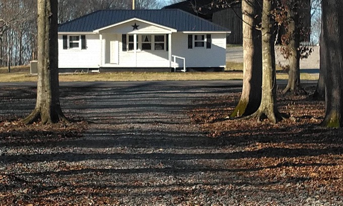Russell Springs Otro | A little taste of country, catch and release fishing pond.