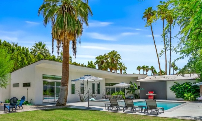 The Mesa Casa | A+ LOCATION close to downtown in the quiet Mesa enclave! Hot Tub. Fire Pit.