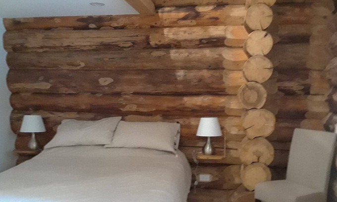 Lac-Saint-Paul Chalet De Esquí | A log home with a meadow roof! On the edge of a beautiful lake !