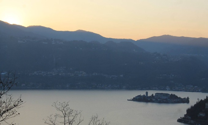 Ameno Apartamento | Un largo balcón con vista al lago Orta