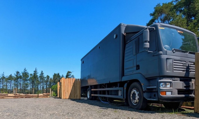 Coleraine Casa | A lorry conversion in to a beautiful countryside home with hot tub
