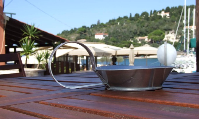 Lakka Villa | Una encantadora casa de piedra frente a la playa con un gran patio y jardín en Lakka Paxos.