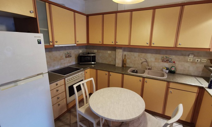 Voula Apartamento | A lovely ground floor apartment with a backyard patio