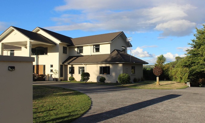 Rangatira Park Apartamento | Un lujoso estudio de 2 dormitorios y 2 baños con comedor / sala de estar / cocina y vistas al río.