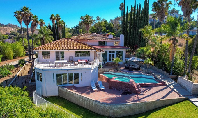 Riverside Casa | A Luxurious Getaway with Stunning Views