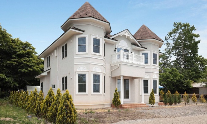 Oiwake Casa | A luxurious villa designed in Queen Anne style / Kitasakugun Nagano