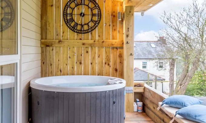 Littlebredy Cabina | A luxury garden lodge with HOT-TUB, sun terrace - sleeps up to 7 guests