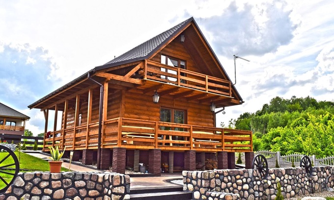 Lubna Casa | A luxury home on the shore of the lake