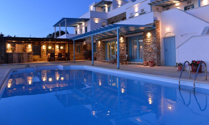 Agios Fokas Casa | Una magnífica villa en un jardín mediterráneo, con piscina comunitaria.