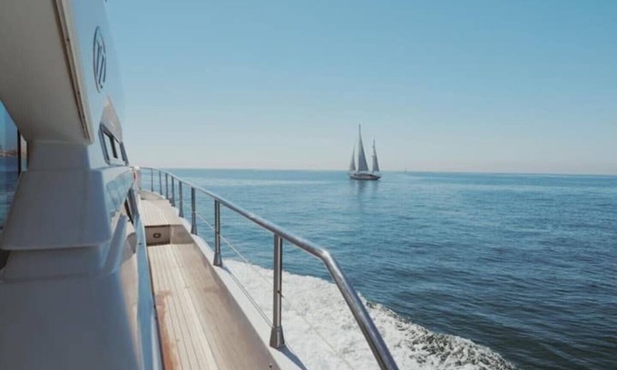 Portimao Alquiler De Eote | A MAR Luxury Yacht for overnight stay