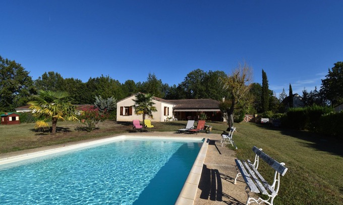 Saint-Martial-de-Nabirat Casa | Gran villa, bañada de luz, con piscina cubierta privada y gran jardín.