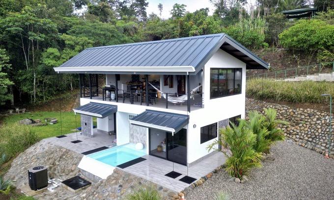 Quebrada La Gamba Cabina | A modern and remote retreat, where nature thrives amidst contemporary comforts.