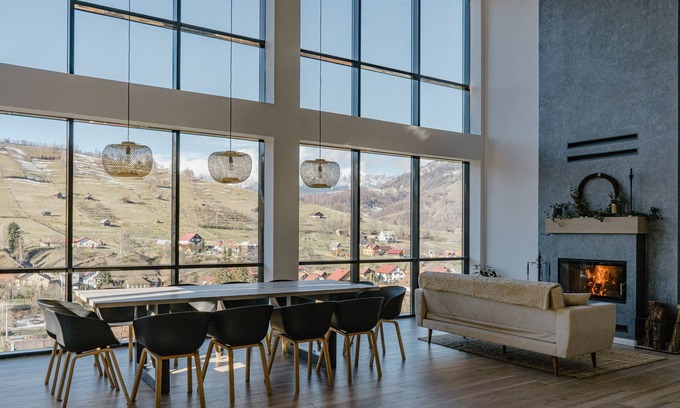 Bran Chalet De Esquí | A modern chalet located on a hill with an extraordinary view