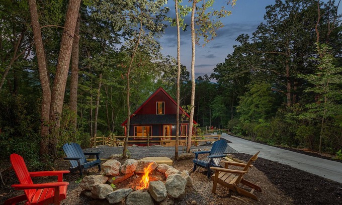 Fairview Casa | A Modern Cozy 2BDR Cabin Roosters Den