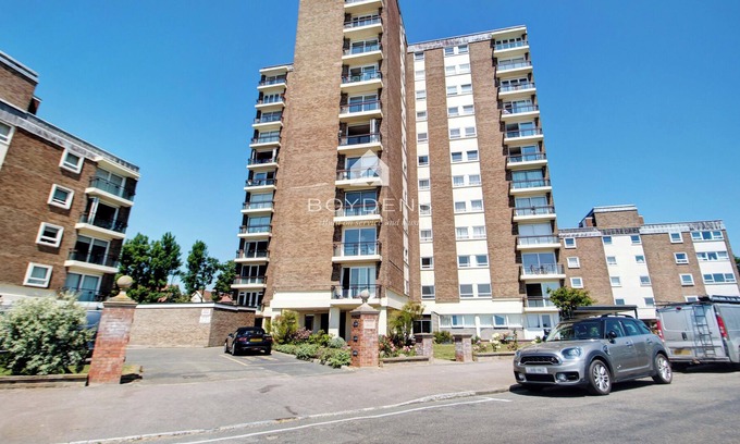 Frinton-on-Sea Apartamento | A modern seafront apartment offering amazing views of the seafront and greensward