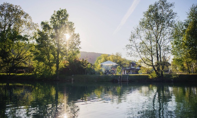 Bihac Villa | Una villa moderna con un amplio patio que termina con una playa en el río Una.