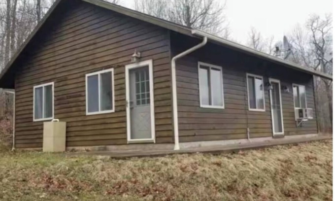 Carroll County Cabina | A modest 2 bedroom one bath cabin with two sleeper cabins. It’s private.