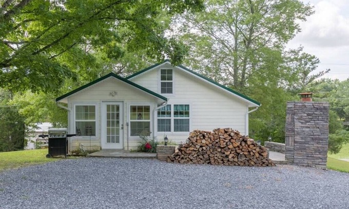 Wears Valley Casa | A Mountain Cottage 2 Bedroom Cabin by RedAwning