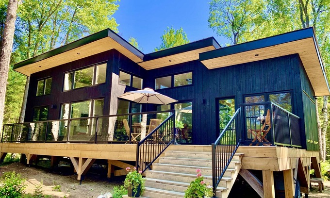 Bracebridge Casa | A Muskoka waterfront paradise