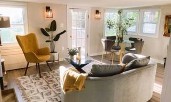 Frederick Condominio | A newly renovated, pet-friendly Penthouse condo with private rooftop deck.