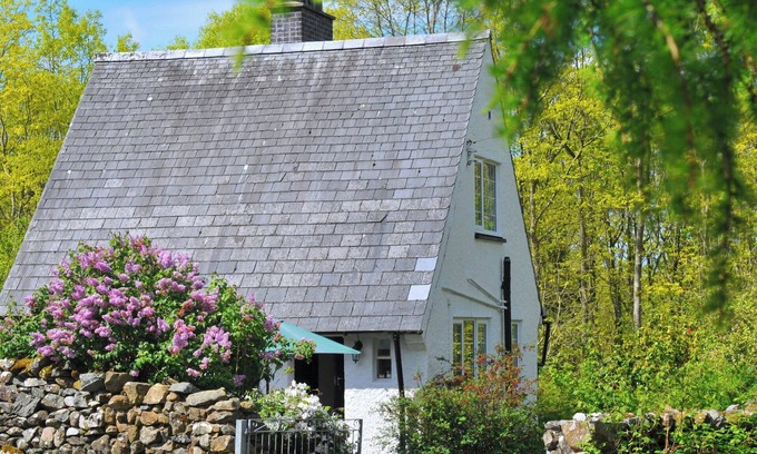 Dolgellau Cabaña | A North Wales woodland retreat; a fairytale cottage for magical holidays.