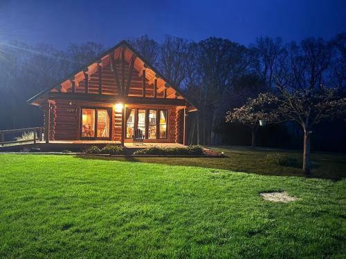 Shelbyville Casa | A Novel Stay 3 bed 2 bath log cabin in Shelbyville, IL