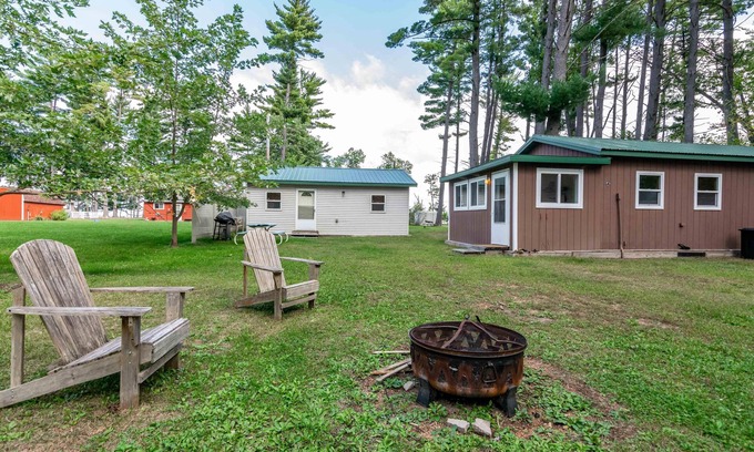 Arkdale Cabina | A PAIR OF COZY CABINS WITH PRIVATE PIER ON LAKE PETENWELL