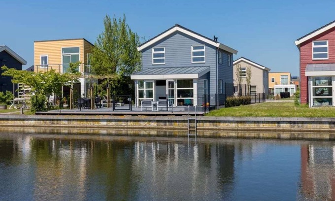 Oude-Tonge Casa | A panorama of water and nature at this comfortable dyke house!