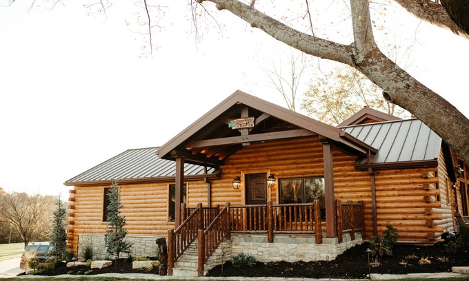 Excelsior Springs Cabina | A peaceful cabin in the middle of a country setting