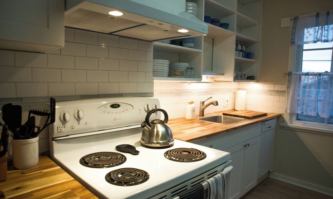 City Centre Cabaña | A peaceful rest and charming stay await at our renovated 2-bedroom cottage.