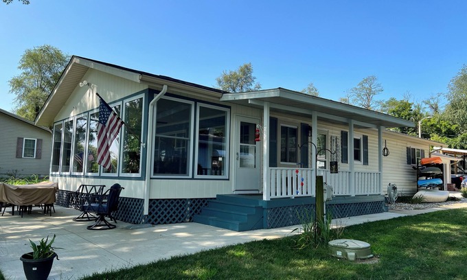 Monticello Casa | A peaceful retreat, come relax on Lake Shafer. Fire pit, kayaks & games.