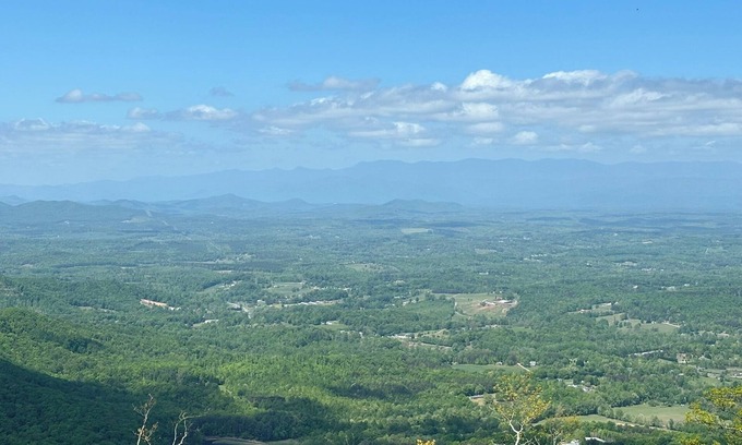 Morganton Cabina | A peaceful tiny cabin with sweeping views of the mountains.