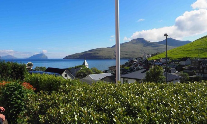 Kvivik Casa | A pearl in the middle of Kvívík with a nice view