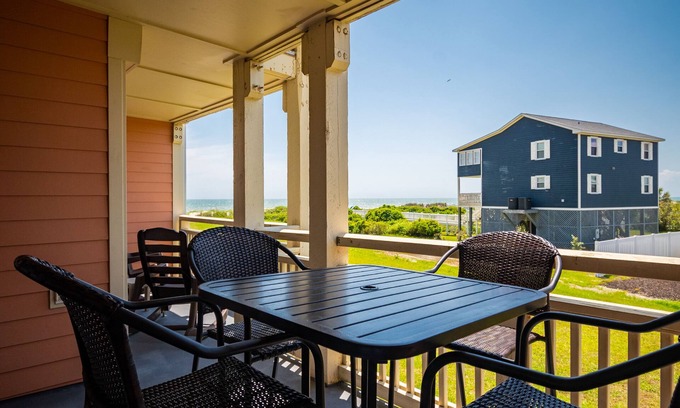 Caswell Beach Condominio | A Pelican's Paradise: Condominio de 2 habitaciones / 2 baños con piscina comunitaria y vista al mar