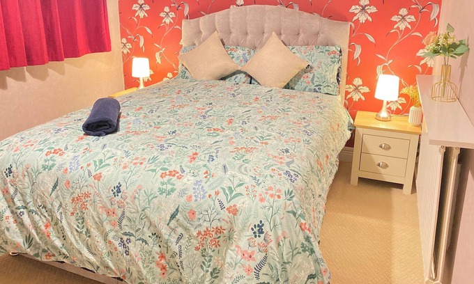Heaton Casa | A Perfect And Relaxing Place to Stay in Romford Connected to Elizebeth Line