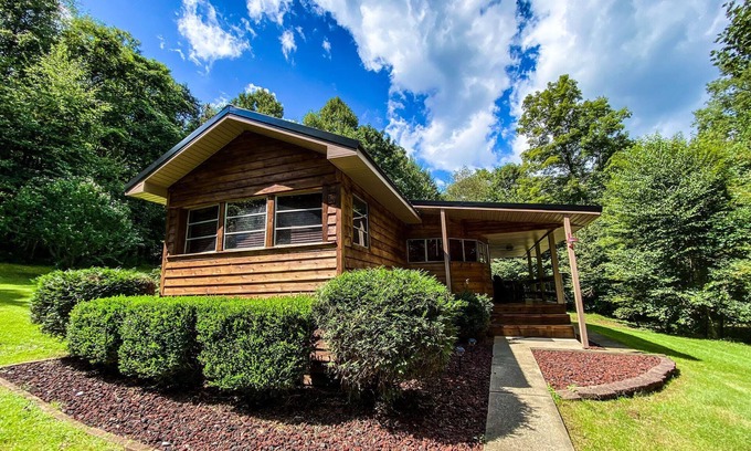 Farmington Cabina | A Perfect Hideaway | 2BR 1BA Hot Tub, Fireplace