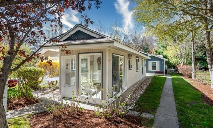 South Haven Cabaña | A perfect little cottage on a quiet cul-de-sac, one block from Lake Michigan.